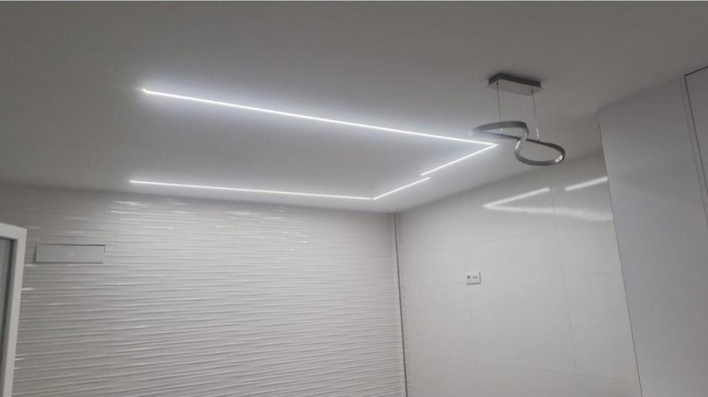 Instalación de tiras LED en techo de vivienda por electricista