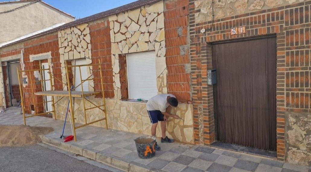 Trabajos de albañilería en fachada de vivienda en Tarazona de la Mancha